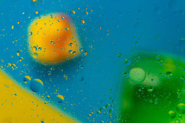 Micro moleculair abstract patroon van gekleurde olie bubbels op water.  - Foto, afbeelding