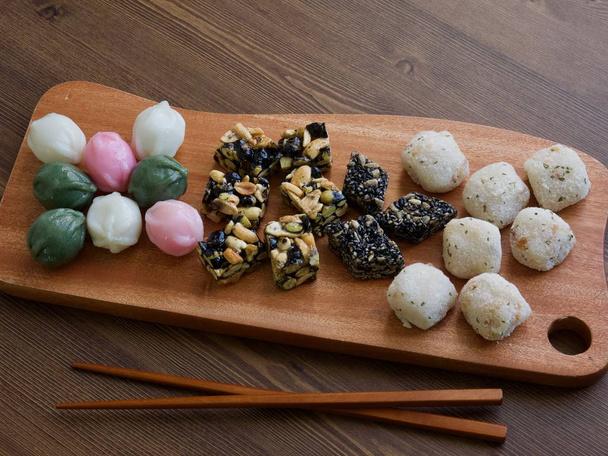 Корейські традиційні солодощі та печиво, медовий рисовий пиріг, Рисові коржі з рисом, ганджеонг - Фото, зображення