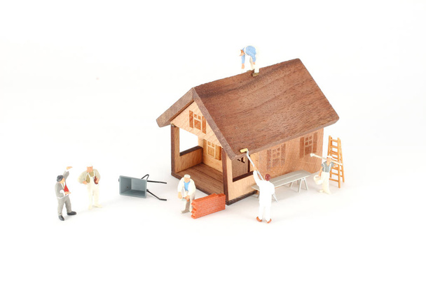ein Haus mit Miniaturfigur - Foto, Bild