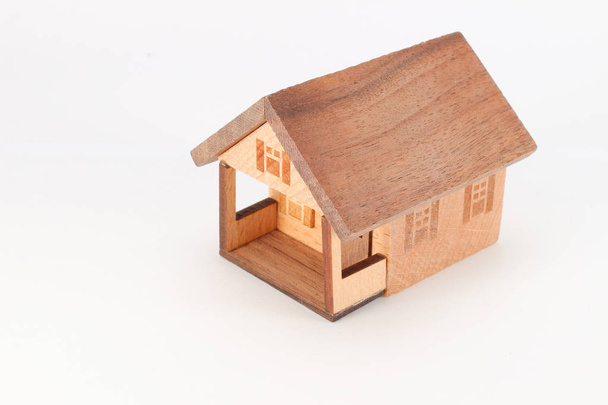 Změna velikosti dřevěného domu izolovaného na bílém zadním povrchu - Fotografie, Obrázek