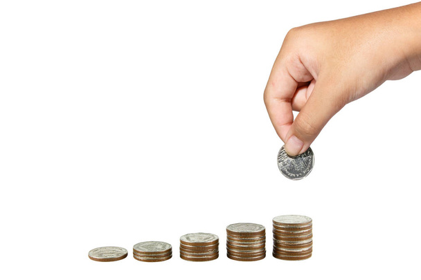 Εξοικονόμηση χρημάτων ιδέα, κορίτσι χέρι βάζοντας χρήματα κέρματα στοίβα αύξηση, απομονώνονται σε λευκό - Φωτογραφία, εικόνα