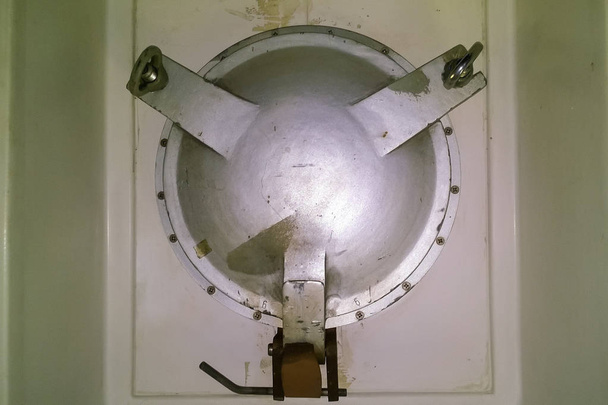 The porthole of the porthole in the ship's cabin - Foto, Bild