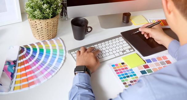 Návrhář grafiky pracující se vzorníky pro kreslení tabletu a barev - Fotografie, Obrázek