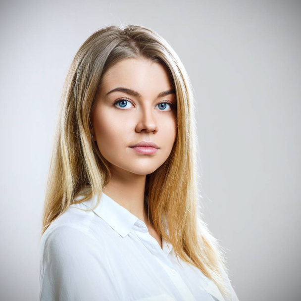 A szőke hajjal rendelkező fiatal üzleti nő portréja. - Fotó, kép