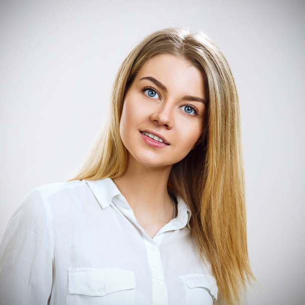 Porträt einer jungen Geschäftsfrau mit blonden Haaren. - Foto, Bild