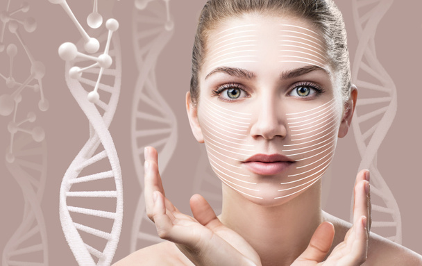 Porträt einer sinnlichen Frau zwischen DNA-Ketten. - Foto, Bild