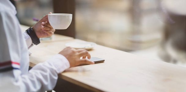 Geschäftsfrau entspannt sich beim Kaffeetrinken - Foto, Bild