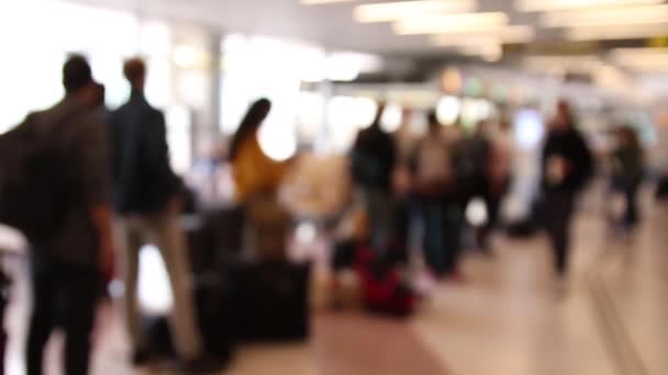 Imágenes borrosas de personas en cola frente a la puerta en el aeropuerto
. - Metraje, vídeo