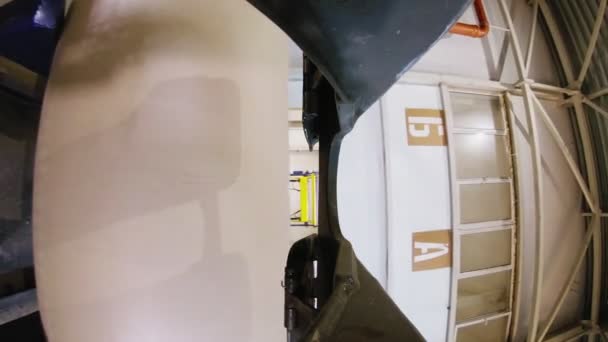 Manipulator transportiert riesige Papierrolle in Großaufnahme - Filmmaterial, Video
