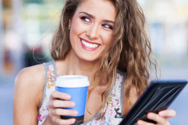 Nainen digitaalisen tabletin ja kahvin kanssa
 - Valokuva, kuva