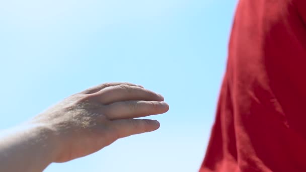 Άγιος άνθρωπος που παίρνει το χέρι του άρρωστου, θεραπεύεται από ασθένειες, θρησκευτικό κέντρο αποτοξίνωσης - Πλάνα, βίντεο