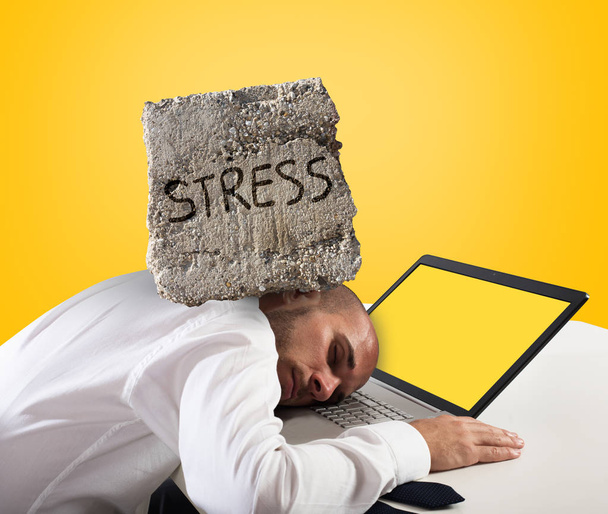 Empresario durmiendo en una computadora. Concepto de estrés y exceso de trabajo. Fondo amarillo
 - Foto, Imagen
