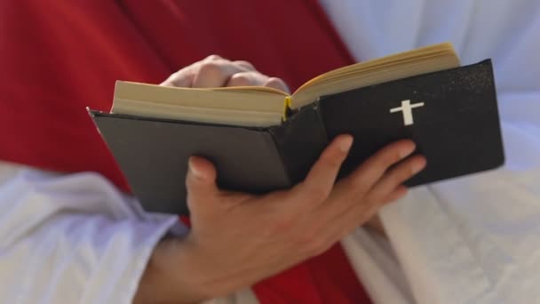 Священник, читающий Библию, читающий мессу, проповедующий христианскую религию, крупный план
 - Кадры, видео