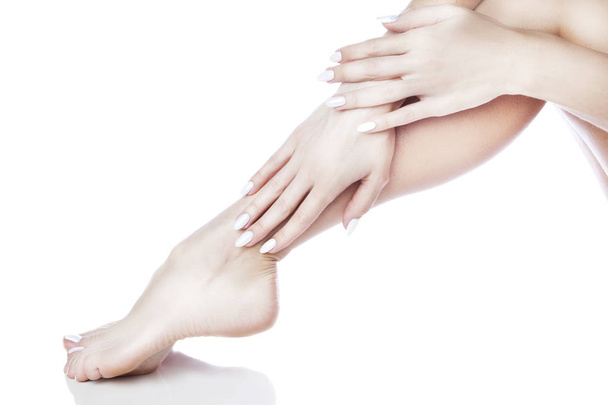 Zamknij widok kobiece stopy z manicure biały na białym tle - Zdjęcie, obraz