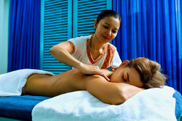 Kobieta o masażu z olejem. - Zdjęcie, obraz