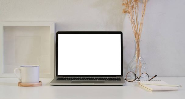 Aprire il computer portatile dello schermo vuoto sul tavolo di legno bianco
  - Foto, immagini
