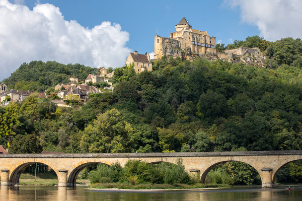 Castelnaud, Dordogne, France - 7 вересня 2018: Chateau de Castelnaud, середньовічна фортеця в Castelnaud-la-Chapelle, Dordogne, Aquitaine, France - Фото, зображення