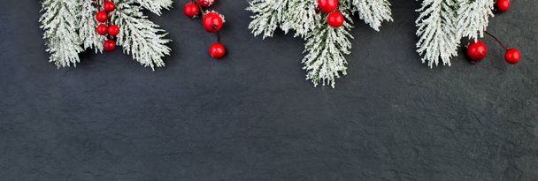 モミの木の枝で作られたクリスマスの背景ボーダー  - 写真・画像