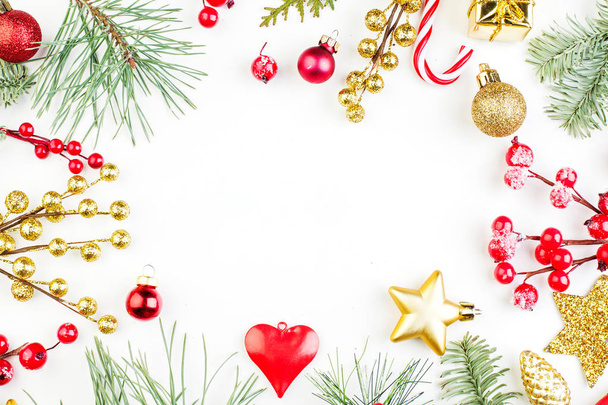 Noel süslemelerinden yapılmış çerçeve. Kırmızı holly çilek - Fotoğraf, Görsel