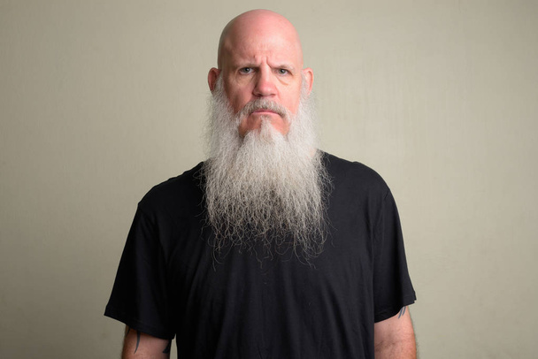 Vzteklý, zralý holohlavý muž s dlouhými šedými vousy - Fotografie, Obrázek