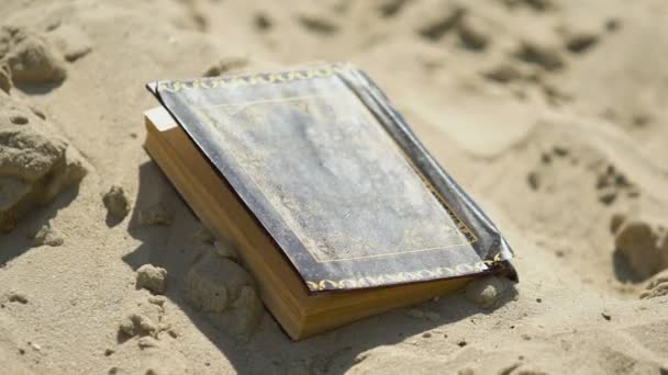 Stara księga Koranu porzucona w piasku, zapomniana Starożytna wiedza, odrzucona religia - Materiał filmowy, wideo