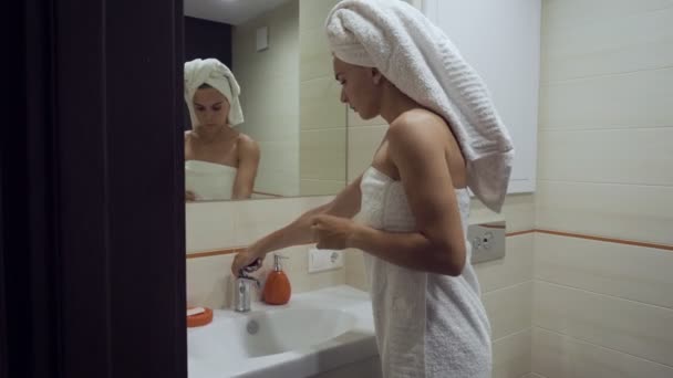 Giovane donna che lava il viso in bagno
. - Filmati, video