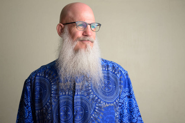 Dospělý holohlavý muž s dlouhým šedým plnovousem a s brýlemi - Fotografie, Obrázek