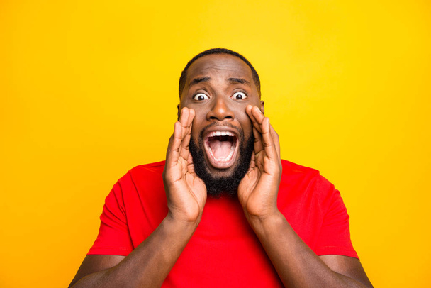 Close up photo of screaming panic terrified frightened black man shouting you to inform about something while isolated with yellow background - Foto, Imagen