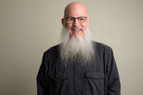 Šťastný dospělý holohlavý muž s dlouhými šedými vousy s úsměvem a s brýlemi - Fotografie, Obrázek