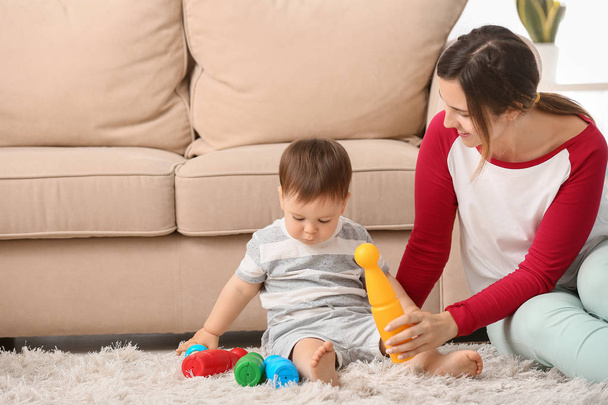 Maminka a roztomilá chlapeček si hrají s hračkama doma - Fotografie, Obrázek