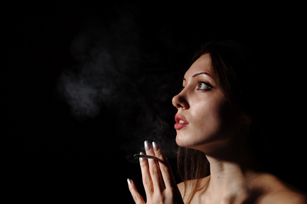 a dohányzó nő portréja - Fotó, kép