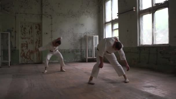 Dos locos bailando, dando la vuelta y tumbados en un cuarto de mala muerte en Slo-mo
 - Metraje, vídeo