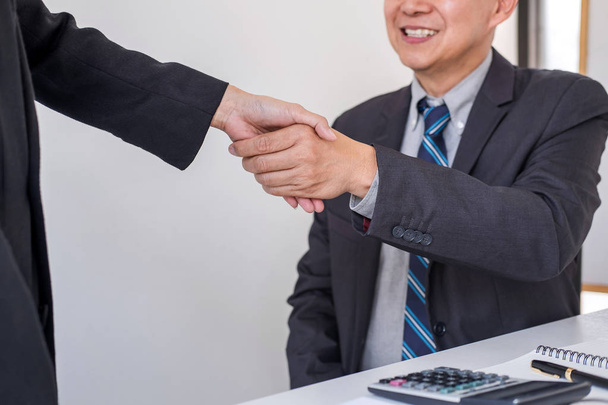 Geschäftspartnerschaft Treffen, zwei selbstbewusste Business-Handshake ein - Foto, Bild