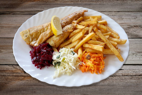 Gebakken vis-Zander/Sander/pikebaars, salade en frietjes - Foto, afbeelding