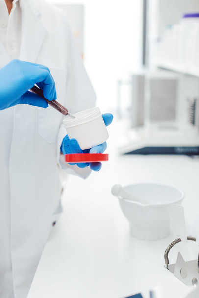 Pharmacist mixing drug on order in laboratory - Fotografie, Obrázek
