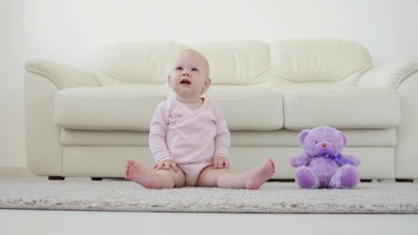 Childhood, children and babyhood concept - crawling funny baby girl indoors at home - Felvétel, videó