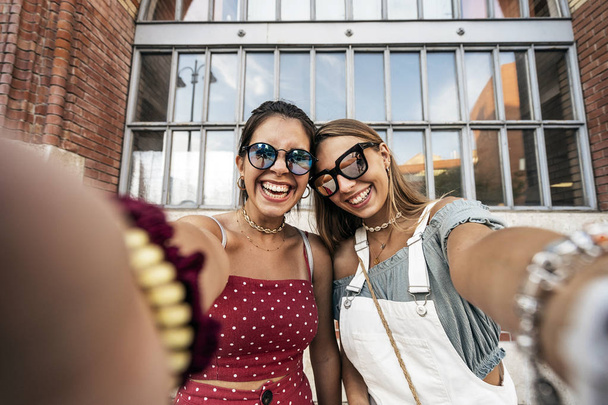 Happy young women in sunglasses taking selfie - Foto, immagini
