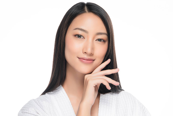 Mooie jonge aziatische vrouw met schone frisse huid, - Foto, afbeelding