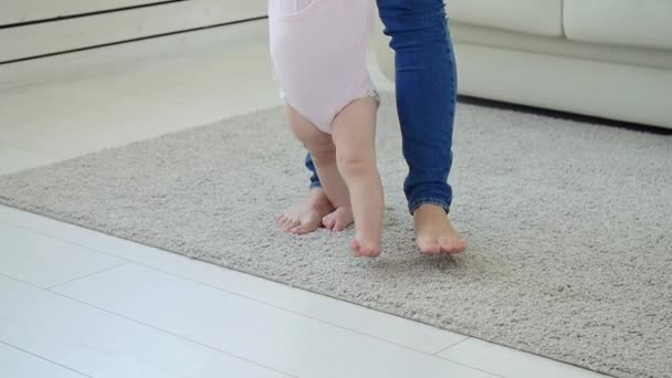 Bebê dando os primeiros passos com as mães ajuda em casa
 - Filmagem, Vídeo