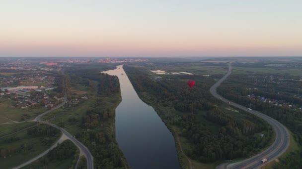 Sıcak hava balonu gökyüzünde kalbi şekillendirir - Video, Çekim
