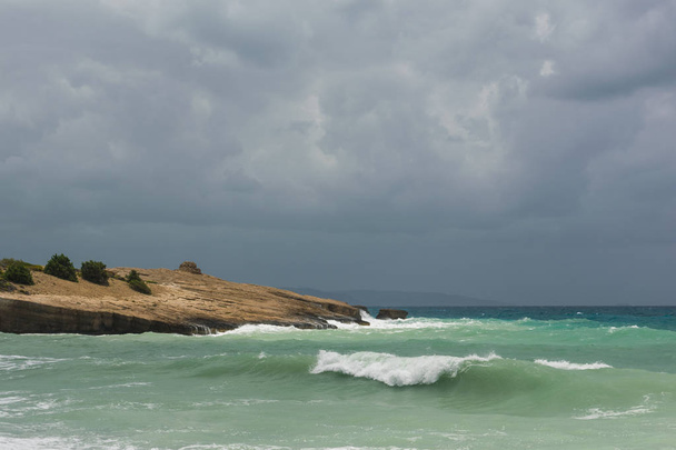 Хвилі в затоці Егейського моря в Родосі. - Фото, зображення