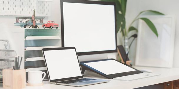 現代の職場での空白の画面デスクトップコンピュータとタブレット  - 写真・画像