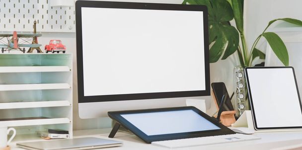Moderno confortevole home office con schermo vuoto desktop di calcolo
 - Foto, immagini