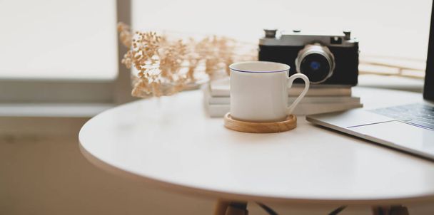 Filiżanka kawy i rocznika aparatu z materiałami biurowym - Zdjęcie, obraz