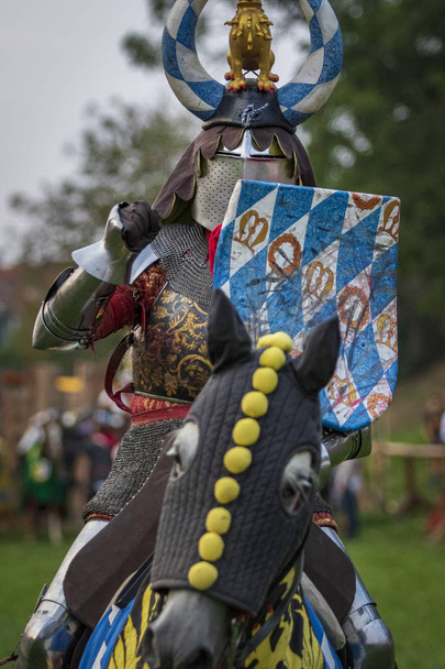 Chevalier médiéval monté sur son cheval
  - Photo, image