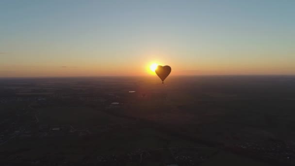 空の熱気球の形の心 - 映像、動画