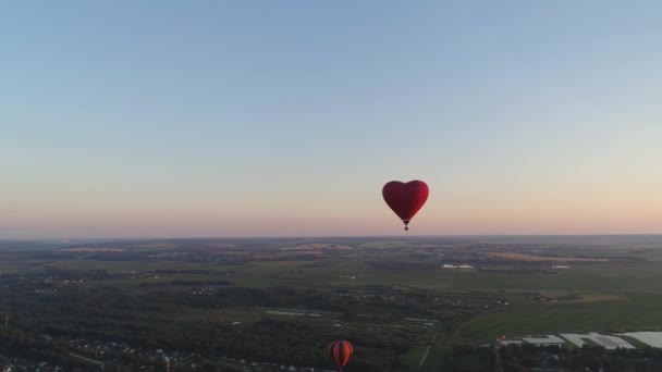 Aria calda cuore a forma di palloncino in cielo - Filmati, video