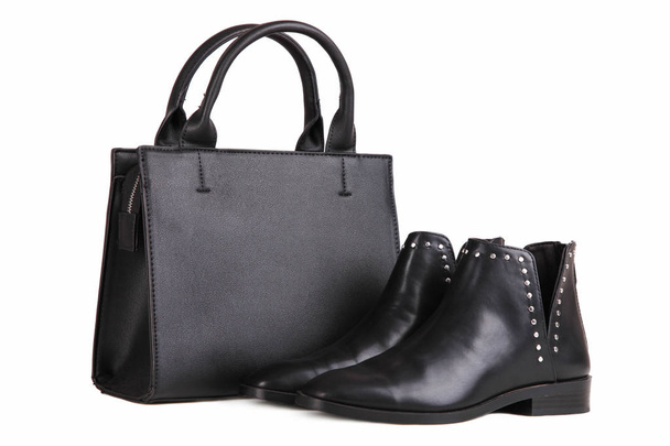черная сумочка и черные осенние сапоги
  - Фото, изображение