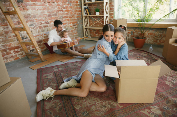 Adult family moved to a new house or apartment - Foto, imagen