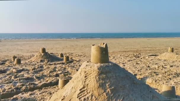 Písečné hrady na pláži s oceánem na pozadí, video na pozadí letní dovolené - Záběry, video